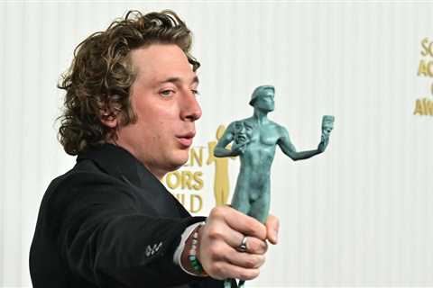 Jeremy Allen White's Daughters Will "Hang Onto" His SAG Awards For Him, He Says